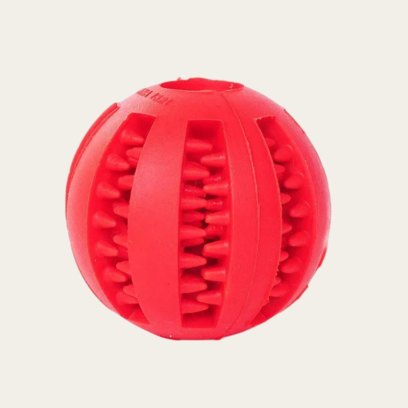 Balle distributrice de friandises Pelorie rouge en TPR avec picots internes pour stimuler et ralentir le chien