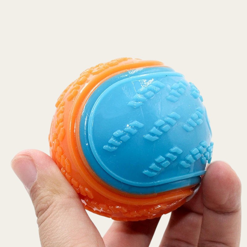 Balle grinçante Pelorie en TPR bleu et orange avec texture en relief pour chien
