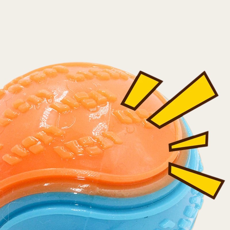 Gros plan sur une balle grinçante Pelorie en TPR orange et bleu avec texture antidérapante pour chien