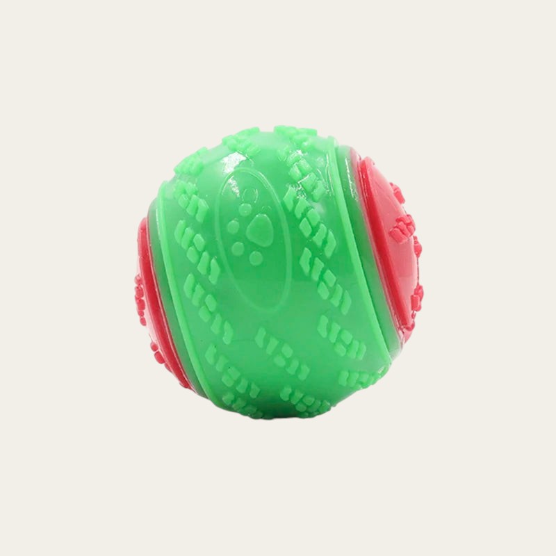 Balle grinçante Pelorie en TPR vert et rouge avec texture texturée pour chien