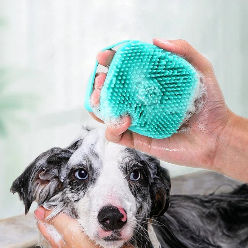 Brosse de bain Pelorie en silicone bleu pour chien avec picots souples pour masser et répartir le shampoing