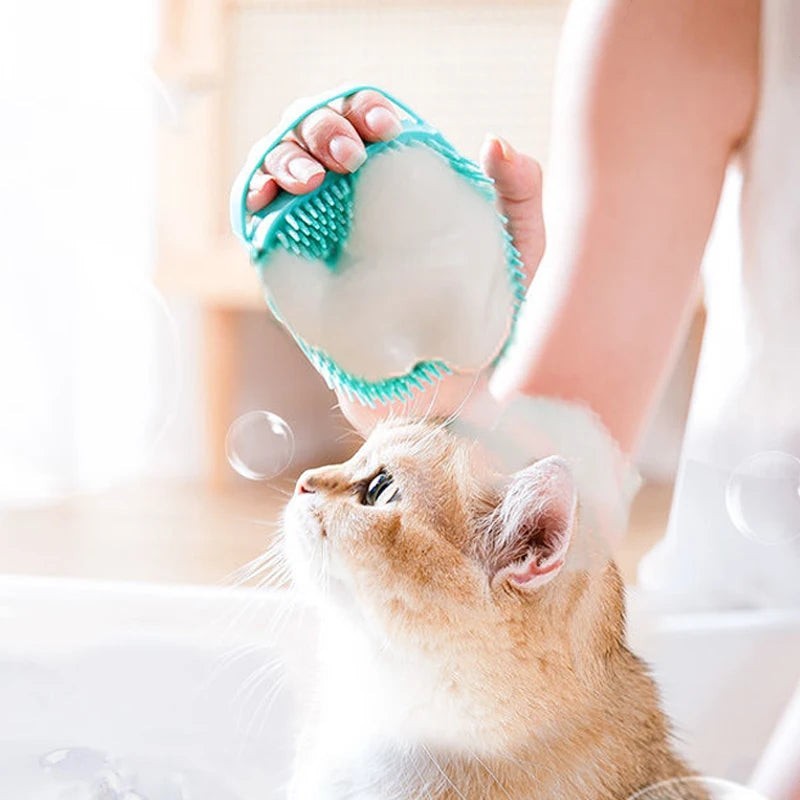 Brosse de bain Pelorie en silicone bleu pour masser et laver un chat avec douceur pendant le shampoing