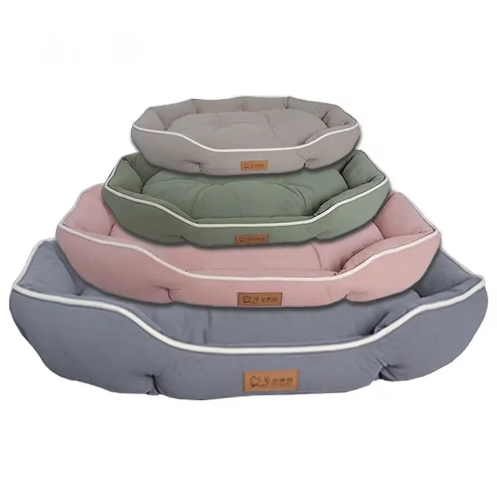 Empilement de canapés-lits Pelorie pour chiens et chats en tailles M, L et XL dans des tons pastel et gris.
