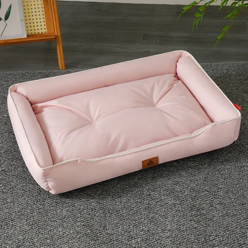 Canapé-lit Pelorie rose pour chien et chat, format rectangulaire confortable pour animaux aimant s'étendre.