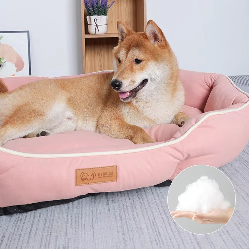 Chien Shiba Inu allongé confortablement sur un canapé-lit Pelorie rose poudré avec passepoil blanc