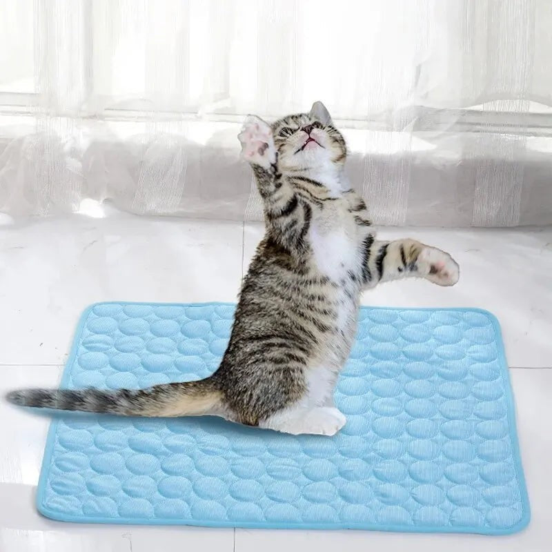 Tapis frais Pelorie bleu à texture matelassée pour le confort des chiens et chats lors des journées chaudes