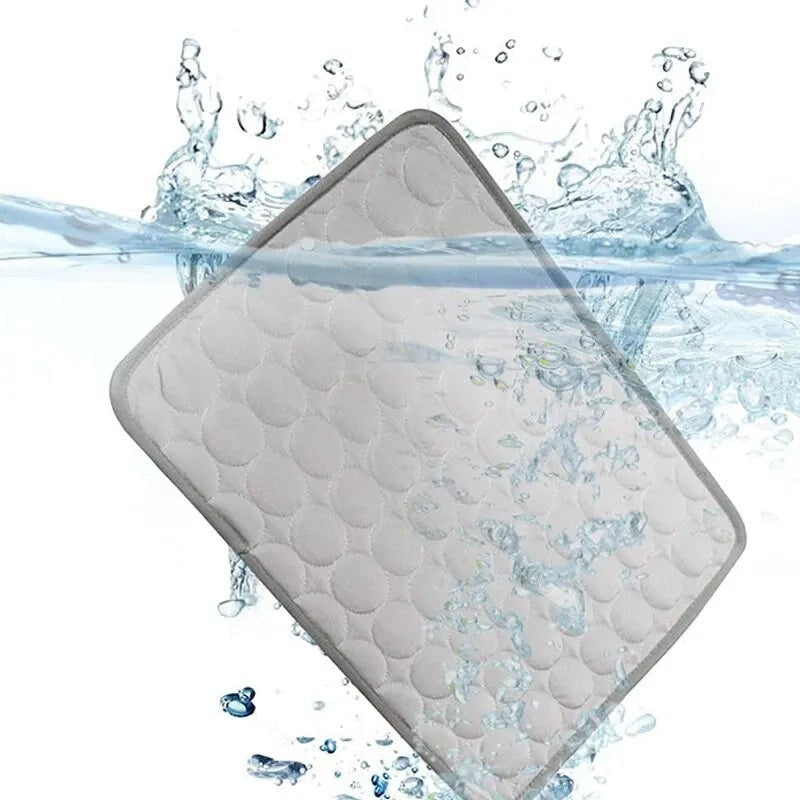 Tapis rafraîchissant Pelorie gris pour chien et chat, idéal pour les journées chaudes, immergé dans l'eau