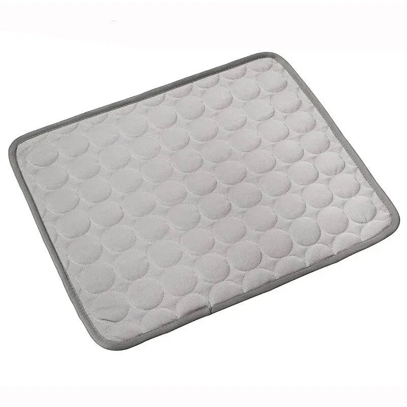 Tapis rafraîchissant Pelorie gris pour chien et chat avec motif circulaire pour le confort estival